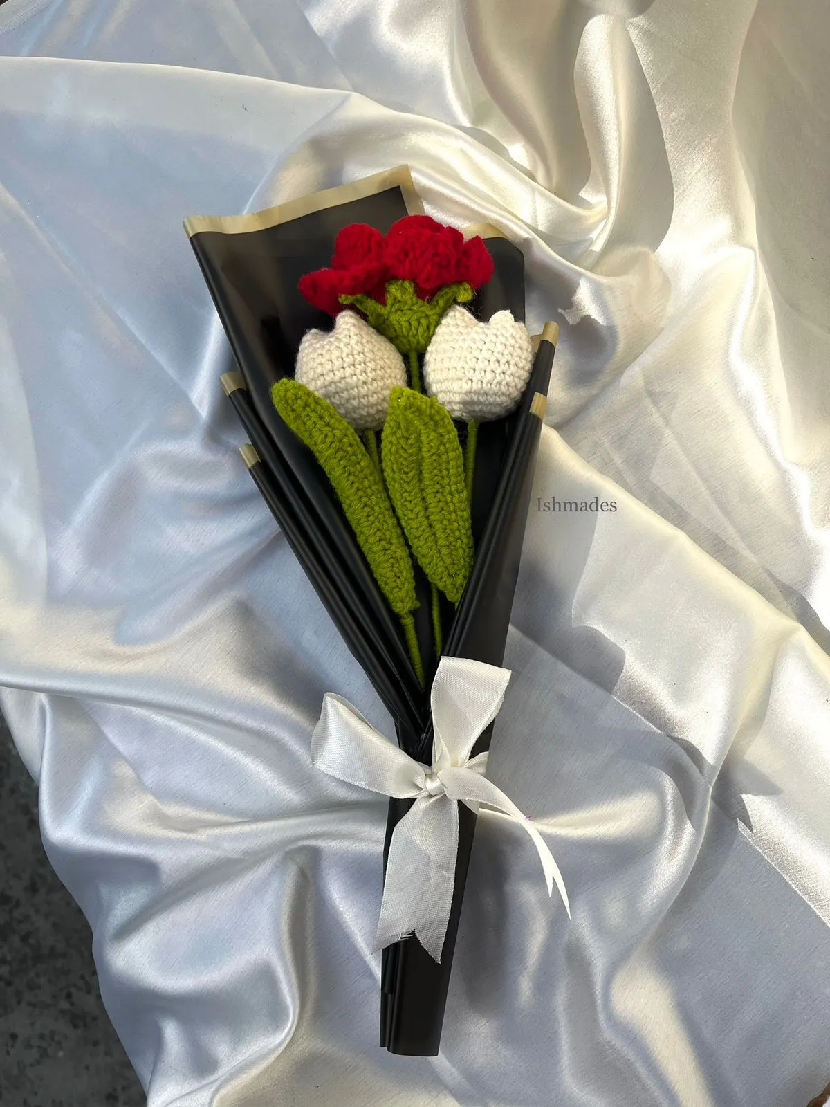Ishmades Love's contrast Crochet Bouquet